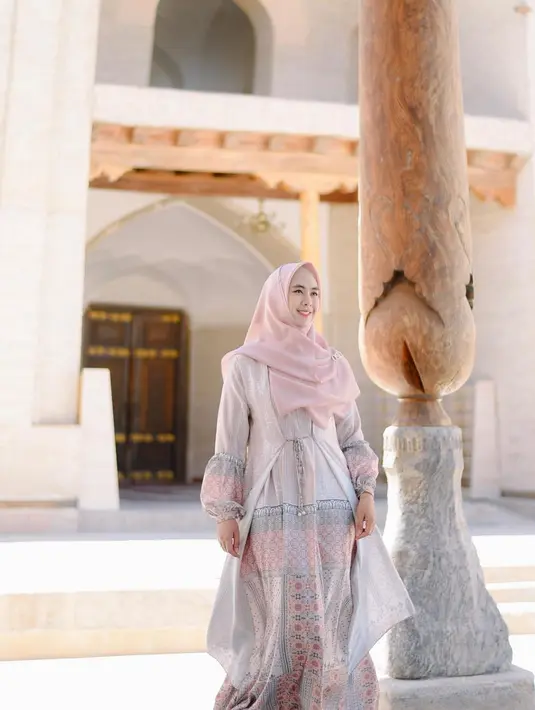 Penampilan liburan Oki selama di Uzbekistan dengan gamis juga tak luput dari perhatian. Padu padan gamis dan hijabnya terlihat simple namun tetap stylish.  [Foto: IG/okisetianadewi].