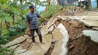 Jalan alternatif yang menghubungkan Bogor dengan Cianjur, Jawa Barat terputus akibat tanah bergerak di Desa Sukawangi, Kecamatan Sukamakmur, Kabupaten Bogor pada Rabu sore (15/6/2022).