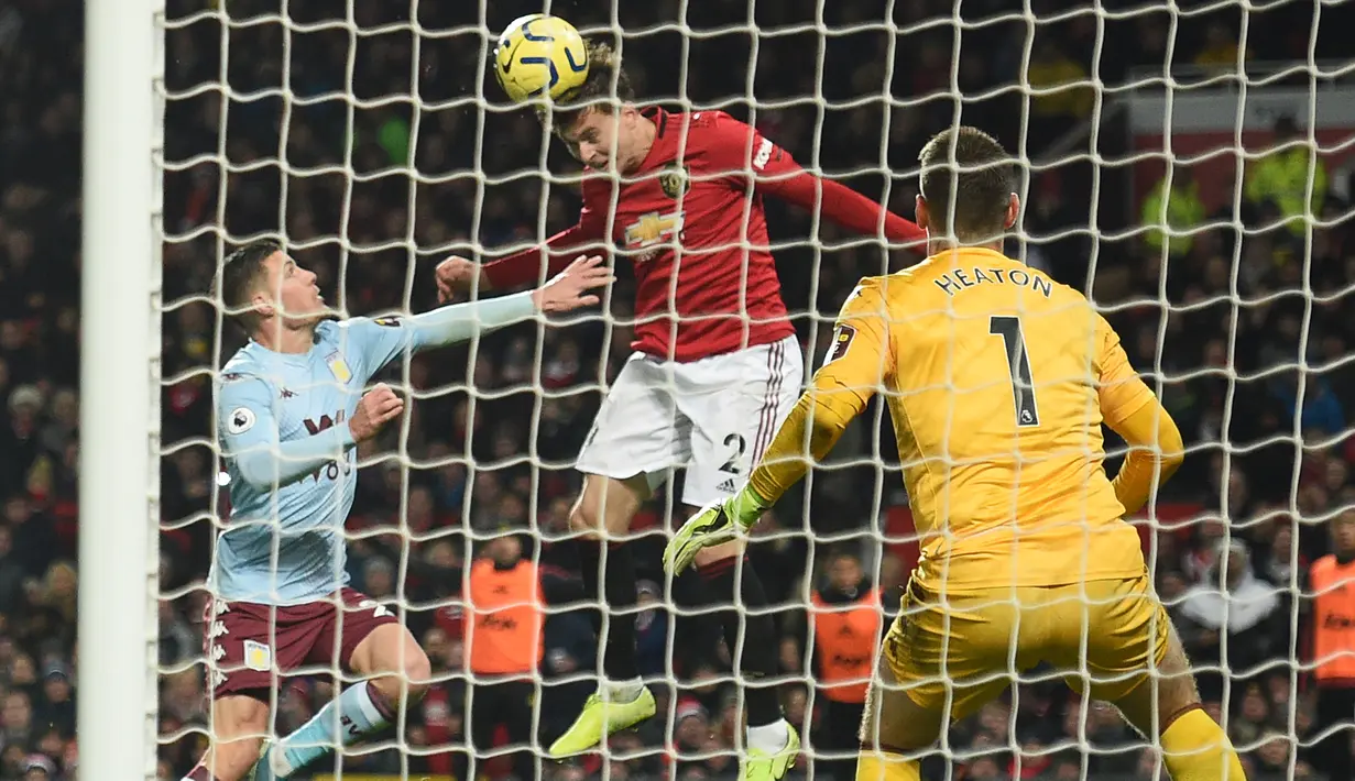 Bek Manchester United, Victor Lindelof, menyundul bola saat melawan Aston Villa pada laga Premier League di Stadion Old Trafford, Manchester, Minggu (1/12). Kedua klub bermain imbang 2-2. (AFP/Oli Scarff)