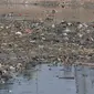 Pemulung mencari barang bekas di tumpukan sampah yang muncul di permukaan Kanal Banjir Barat, Jakarta, Selasa (16/7/2019). Kemarau sejak dua bulan ini menyebabkan sampah-sampah yang mengendap di dasar sungai muncul ke permukaan sehingga menimbulkan bau tak sedap. (merdeka.com/Iqbal S Nugroho)