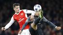 Pemain Bayern, Thiago Alcantara (kanan) berebut bola dengan pemain Arsenal, Granit Xhaka pada leg kedua babak 16 besar Liga Champions di Emirates Stadium, London, (7/3/2017). Bayer Munich menang 5-1. (AP/Frank Augstein)