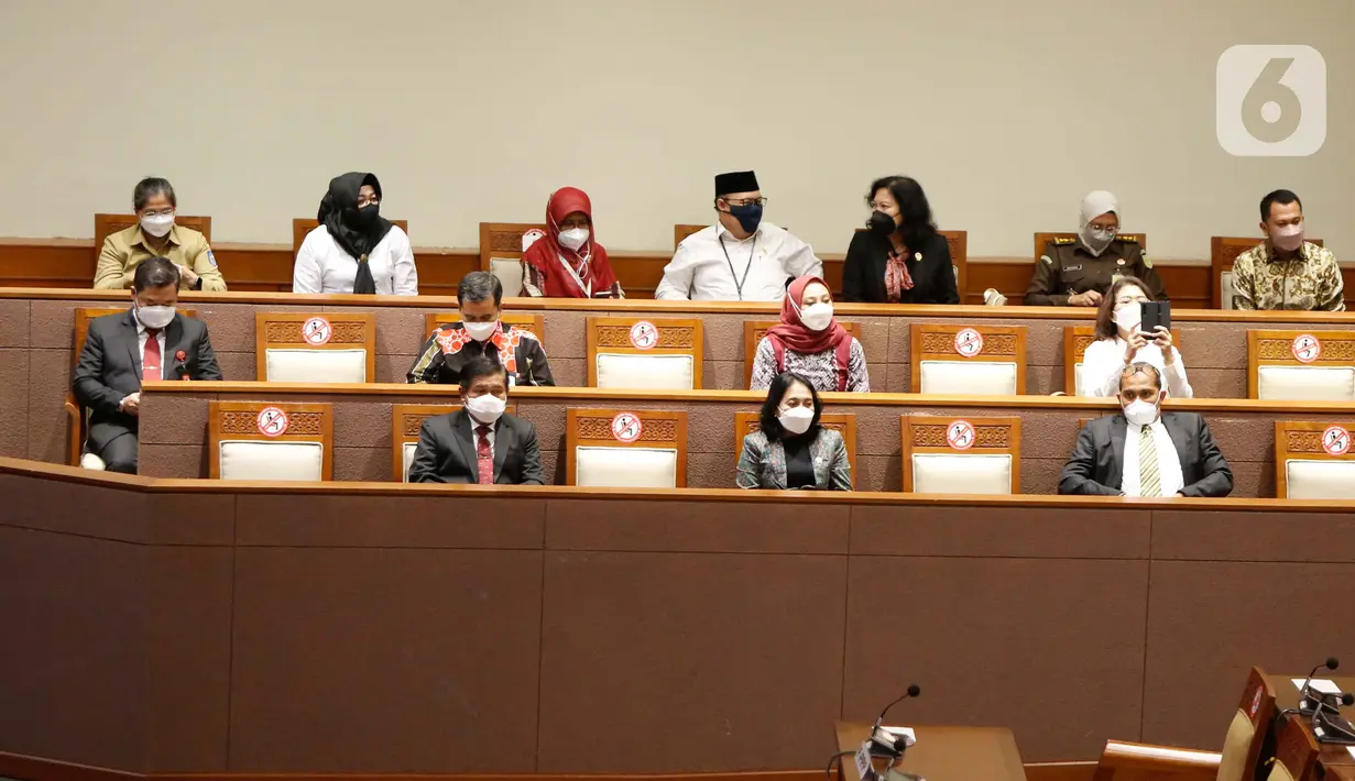 Menteri Pemberdayaan Perempuan dan Perlindungan Anak, I Gusti Ayu Bintang Darmawati (tengah depan) mengikuti rapat paripurna ke-19 masa persidangan IV tahun sidang 2021-2022 Nusantara II, Kompleks Parlemen MPR/DPR-DPD, Senayan, Jakarta, Selasa (12/4/2022). (Liputan6.com/Angga Yuniar)