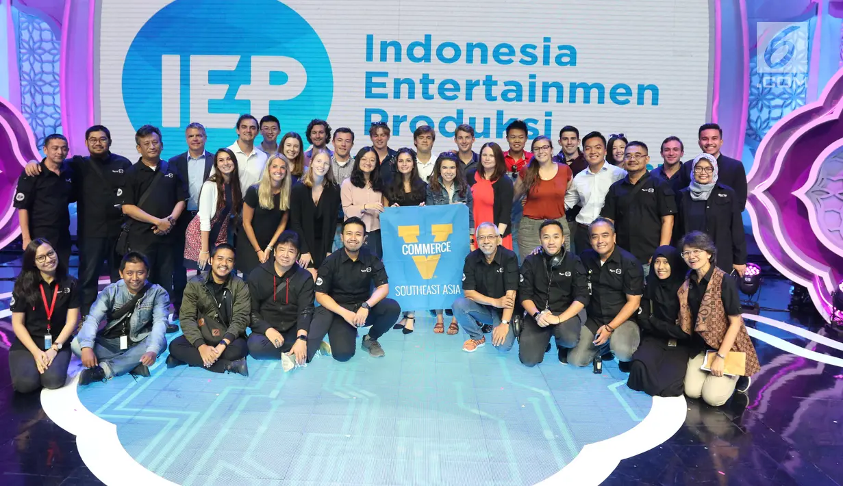 Mahasiswa Virginia University foto bersama dengan tim Indosiar di studio Indosiar di Daan mogot, Jakarta, Rabu (29/5). Kunjungan mahasiswa Virginia University ke Indosiar tersebut untuk melihat bagaimana cara produksi sebuah program televisi dibuat. (Liputan6.com/Angga Yuniar)
