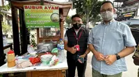 Anies Baswedan saat mampir ke bubur ayam favorit anak-anaknya. Tukang bubur tersebut juga menerima pembayaran digital. (dok. Instagram @aniesbaswedan/https://www.instagram.com/p/CXVrvglvwQT/)