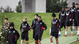 Pertarungan kedua tim ini akan menjadi ajang pembuktian bagi kedua tim yang memiliki ambisi besar di kompetisi paling bergengsi Eropa. Tampak dalam foto, penyerang SL Benfica asal Yunani, Vangelis Pavlidis (tengah) bersama rekan-rekan setimnya berjalan untuk sesi latihan menjelang leg pertama play-off Liga Champions 2025/2026 melawan Real Madrid di Kampus Benfica, Seixal, pinggiran Lisbon, Portugal, pada Senin 16 Februari 2026. (PATRICIA DE MELO MOREIRA/AFP)