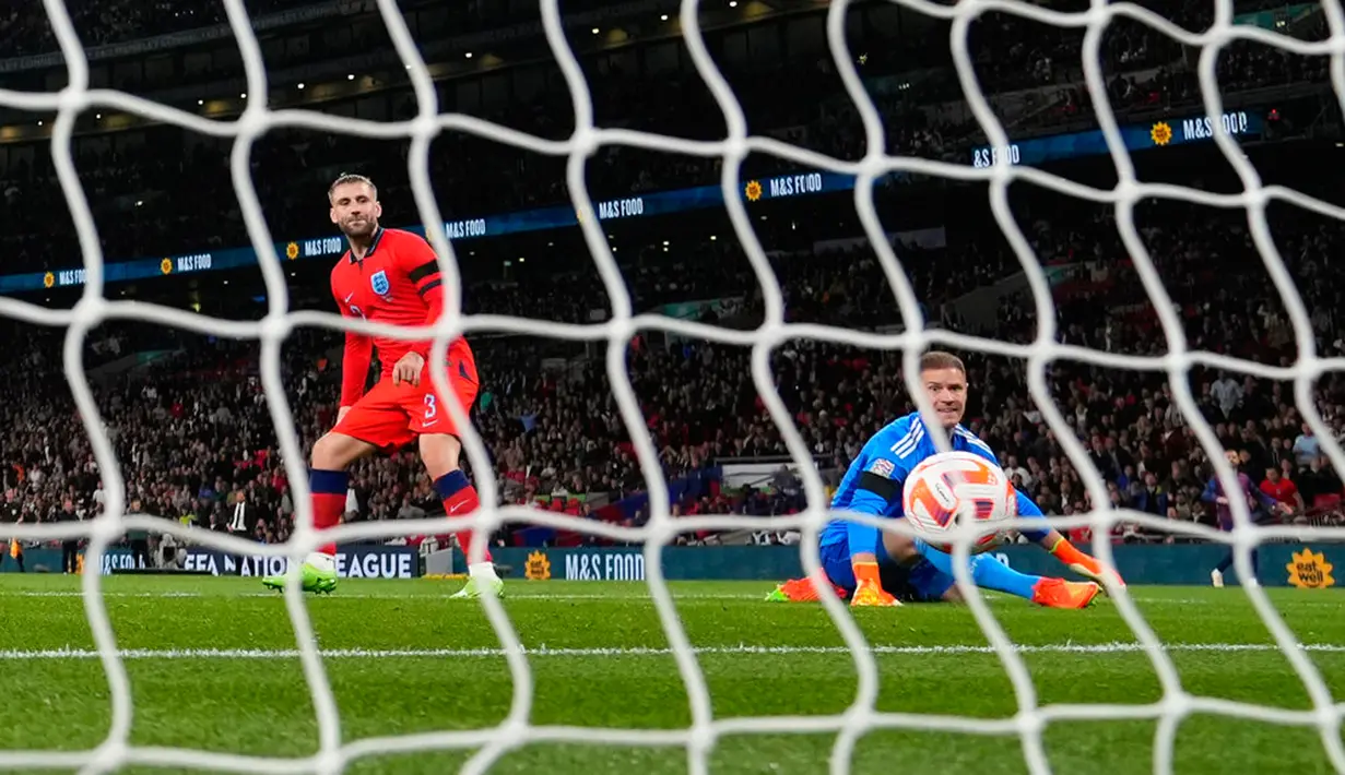 Pemain Inggris Luke Shaw (kiri) mencetak gol melewati kiper Jerman Marc-Andre ter Stegen pada pertandingan sepak bola UEFA Nations League di Stadion Wembley, London, Inggris, 26 September 2022. Pertandingan berakhir imbang 3-3. (AP Photo/Alastair Grant)