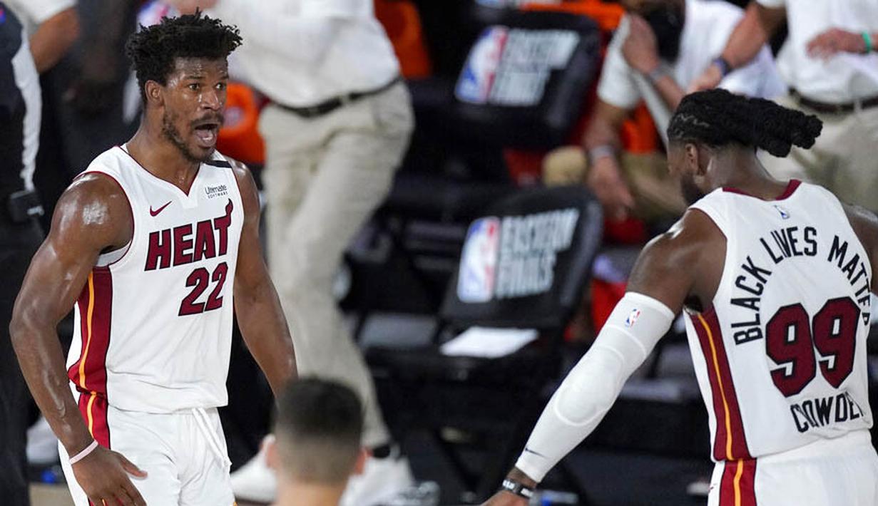 Pebasket Miami Heat, Jimmy Butler dan Jae Crowder melakukan selebrasi saat melawan Boston Celtics pada gim pertama final Wilayah Timur playoff NBA di SPN World of Sports Complex, Selasa (15/9/2020). Heat menang dengan skor 117-114. (AP/Mark J. Terrill)