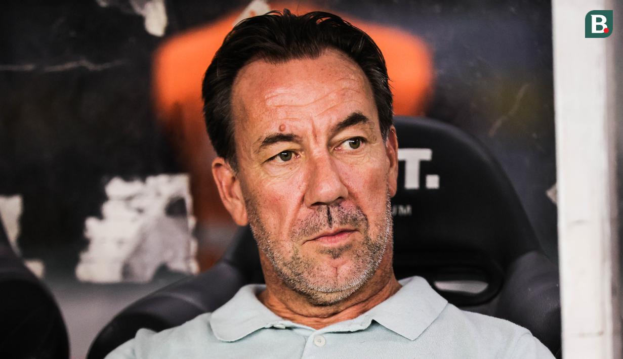 <p>Pelatih PSIM Yogyakarta,&nbsp;Jean-Paul van Gastel saat timnya bertanding melawan Persebaya Surabaya dalam&nbsp;laga pertama BRI Super League 2025/2026, Jumat (8/8/2025). (Bola.com/Abdul Aziz)&nbsp;</p>
