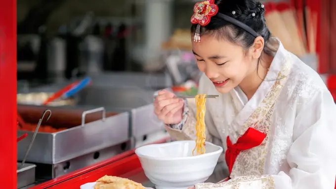 Recreate Adegan Makan ala Drakor Pakai Nongshim Ramyun, Seru Lho!