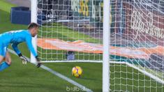 Insiden gol Lionel Messi tak disahkan wasit dalam laga Valencia melawan Barcelona yang berakhir 1-1. This video presented by Ballball.