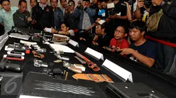 Wartawan mengambil gambar barang bukti yang diamankan petugas Narkoba Bareskrim Polri dari penangkapan Reza Alexander Prawiro, Jakarta, Senin (3/8/2015). Mantan kekasih artis Luna Maya itu ditangkap saat pesta narkoba. (Liputan6.com/Yoppy Renato)