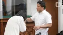 Terdakwa kasus pembunuhan Brigadir Nopriansyah Yosua Hutabarat atau Brigadir J, Putri Candrawathi mencium tangan suaminya yang juga terdakwa dalam kasus tersebut Ferdy Sambo saat akan menjalani sidang lanjutan di Pengadilan Negeri Jakarta Selatan, Selasa (8/11/2022). Sidang akan menghadirkan 13 saksi terkait kejadian tersebut. Namun, hanya 10 saksi yang hadir dalam persidangan ini. (Liputan6.com/Faizal Fanani)