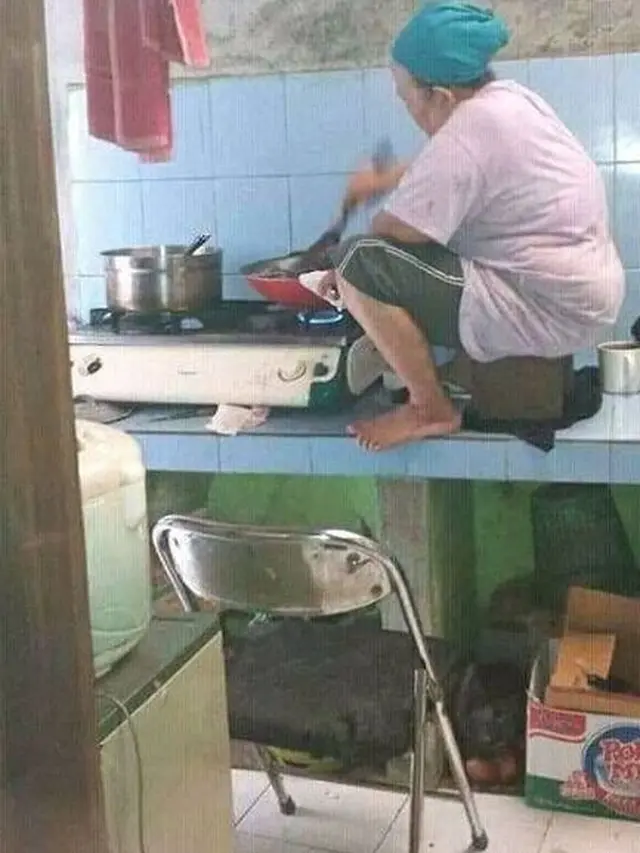 6 Kelakuan Emak-Emak Lagi Santai Sambil Masak di Dapur Ini Bikin Tepuk Jidat