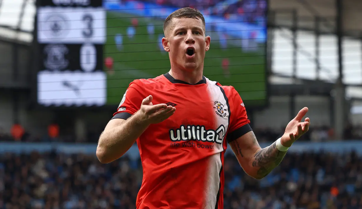 Selebrasi gelandang Luton Town, Ross Barkley setelah mencetak gol ke gawang Manchester City pada laga pekan ke-33 Premier League 2023/2024 di Etihad Stadium, Manchester, Sabtu (13/4/2024). (AFP/Darren Staples)