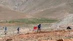 Foto yang diambil pada tanggal 13 Mei 2024 memperlihatkan para penjinak ranjau Afghanistan dari Halo Trust membersihkan ranjau anti-tank di desa Qala Khail, provinsi Ghazni. (Wakil KOHSAR/AFP)