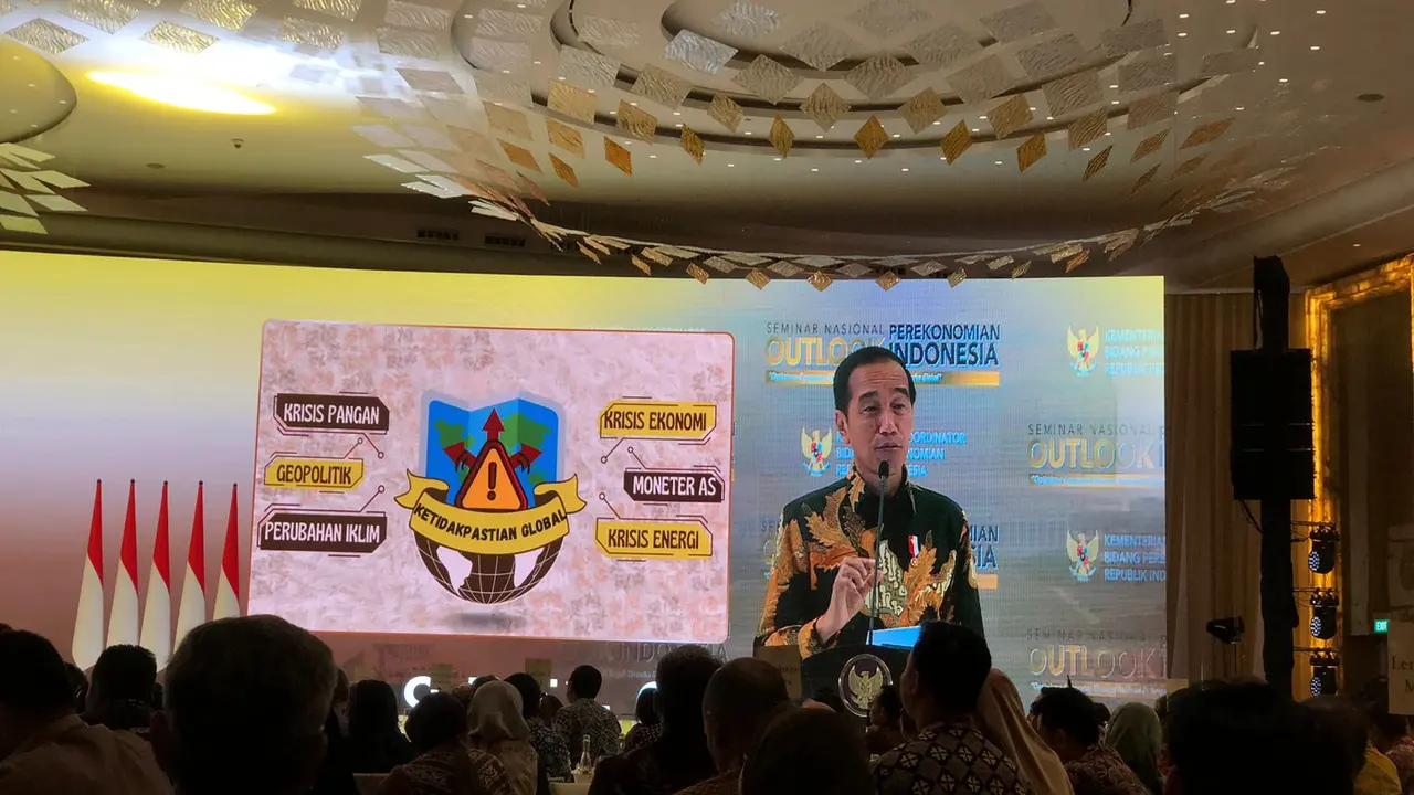 Presiden Joko Widodo (Jokowi) mengatakan, menakhodai kapal besar Indonesia dalam gelombang ketidakpastian ekonomi global sangatlah tidak mudah.