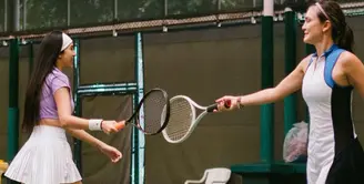 Anya Geraldine dan Luna Maya membagikan aksinya bermain tenis bersama Luna Maya. Keduanya tampil dalam balutan outfit sporty yang memukau. [Foto: Instagram/ Anya Geraldine]
