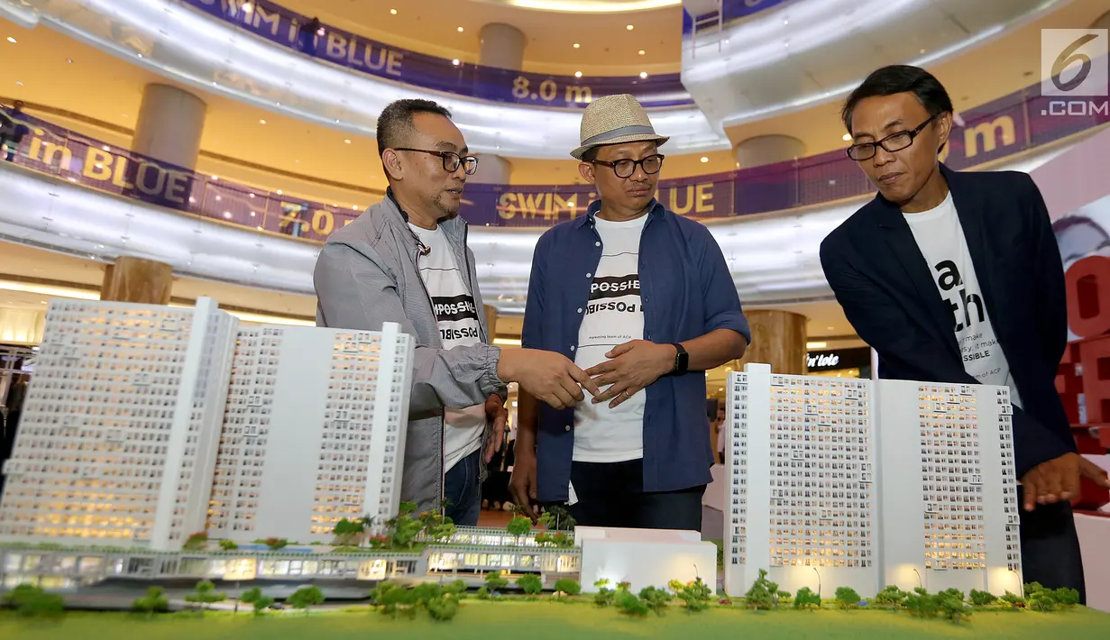 Dirut PT Adhi Commuter Properti (ACP), Amrozi Hamidi, Komisaris Utama PT. ACP Pundjung Setia Brata dan Manager Pemasaran PT ACP, Djoko Santoso berbincang saat melihat maket plan pada pameran properti LRT City Expo di Jakarta, Sabtu (21/7). (Liputan6.com)