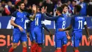 Para pemain Prancis merayakan gol yang dicetak oleh Olivier Giroud ke gawang Wales pada laga persahabatan di Stadion Stade de France, Sabtu (11/11/2017). Prancis menang 2-0 atas Wales. (AFP/Franck Fife)