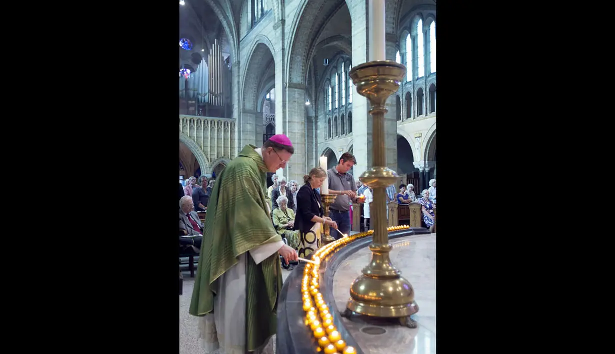 298 lilin dinyalakan di Katedral Saint Bavo, Haarlem, (20/7/2014), untuk mengenang dan menghormati para korban jatuhnya pesawat Malaysia Airlines MH-17. (REUTERS/Paul Vreeker)
