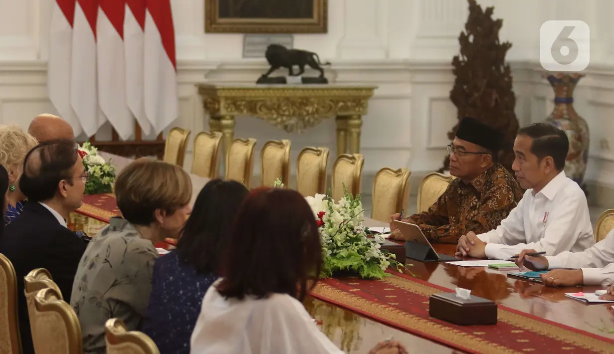 Presiden Joko Widodo menerima dan beraudiensi dengan delegasi Aksi Stop TBC Dunia di Istana Merdeka, Jakarta, Senin (9/12/2019). Dalam pertemuan tersebut, Jokowi didampingi oleh Menko PMK Muhadjir Effendy, Mensesneg Pratikno dan Menkes Terawan Agus Putranto. (Liputan6 com/Angga Yuniar)