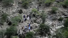 Warga dari kota dan desa sekitar terpaksa harus mendaki saat mencoba mencapai wilayah yang dilanda gempa untuk membantu para korban di distrik Nurgol, provinsi Kunar, Afghanistan timur, Selasa 2 September 2025. (AP Photo/Nava Jamshidi)