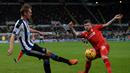 Pemain Newcastle United, Siem de Jong (kiri) berebut bola dengan pemain Liverpool, Alberto Moreno, dalam lanjutan Liga Inggris di Stadion St James' Park, Newcastle, Minggu (6/12/2015). (AFP/Oli Scarff)