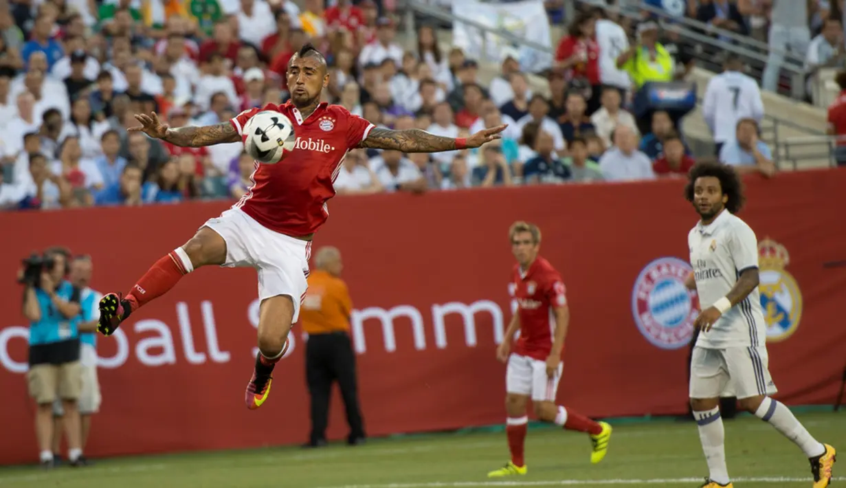 Pemain Bayern Munchen, Arturo Vidal, berusaha melakukan tembakan ke arah gawang Real Madrid pada laga lanjutan International Champions Cup 2016 di MetLife Stadium, New Jersey, AS, Kamis (4/8/2016) pagi WIB. (AFP/Don Emmert)
