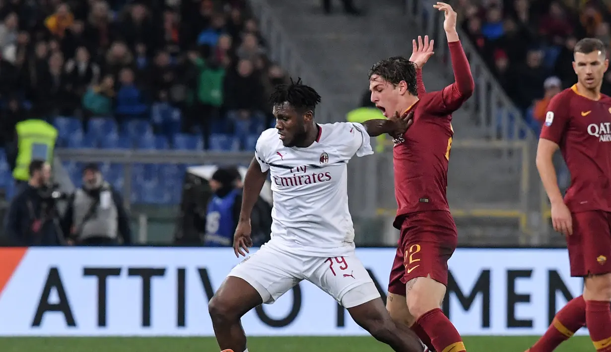 Duel antara Franck Kessie dan Zaniolo pada laga lanjutan Serie A yang berlangsung di stadion Olimpico, Roma, Senin (4/2). AC Milan imbang 1-1 kontra AS Roma. (AFP/Tiziana Fabi)