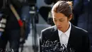Jung Joon Young yang dituduh melakukan perekaman video seks tiba di Kantor Polisi Metro Seoul, Kamis (14/3). Sebelum masuk, Jung Joon Young sempat melayani pertanyaan puluhan wartawan yang telah menanti kedatangannya. (REUTERS/Kim Hong-Ji)