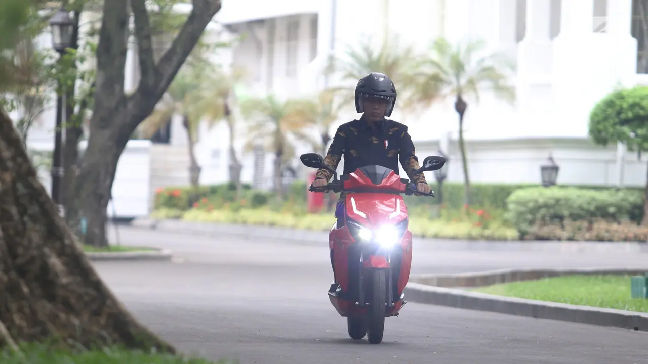 Jokowi Jajal Motor Listrik Gesits