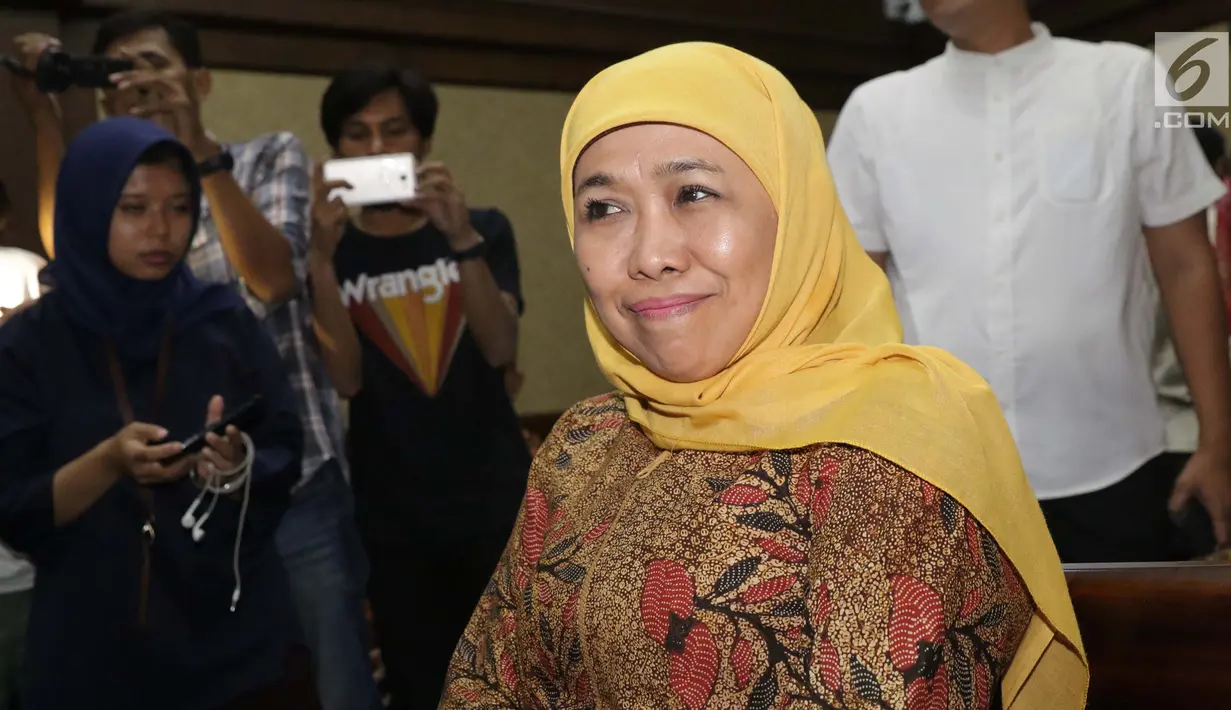 Gubernur Jawa Timur Khofifah Indar Parawansa (tengah) bersiap menjadi saksi pada sidang lanjutan suap seleksi pengisian jabatan di Kementerian Agama dengan terdakwa Haris Hasanuddin dan M Muafad Wirahadi, Pengadilan Tipikor, Jakarta, Rabu (3/7/2019). (Liputan6.com/Helmi Fithriansyah)
