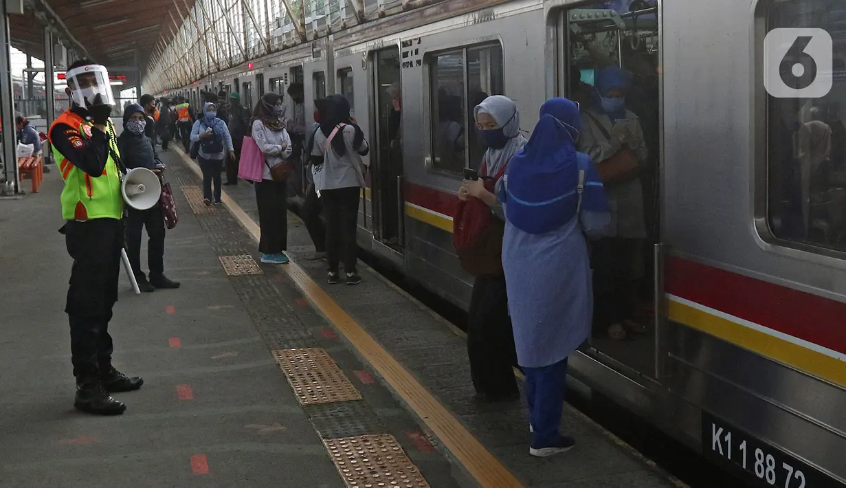 Petugas keamanan memandu calon penumpang KRL Commuterline di Stasiun Depok Lama, Depok, Jawa Barat, Selasa (9/6/2020). Stasiun Depok Lama terpantau lengang pada hari kedua dibukanya aktivitas perkantoran di Jakarta pada masa transisi Pembatasan Sosial Berskala Besar. (Liputan6.com/Herman Zakharia)