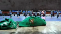Timnas Futsal Indonesia melakukan pemanasan jelang melawan klub Pelindo FC pada laga uji coba di Tifosi Sport Center, Kalimalang, Jakarta Timur, (13/1/2017). (Bola.com/Nicklas Hanoatubun) 