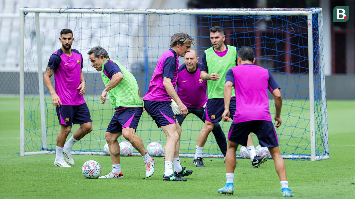 Foto: Momen Para Legenda Barcelona Injakkan Kaki di GBK, Termasuk Mantan Pelatih Timnas Indonesia Patrick Kluivert