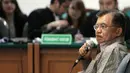 Jusuf Kalla menjadi saksi untuk terdakwa kasus Bank Century, Budi Mulya di Pengadilan Tipikor, Kamis (8/5/14). (Liputan6.com/Faisal R Syam)