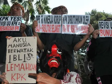 Aktivis penggiat anti korupsi menggelar aksi di depan gedung KPK, Jakarta, Senin (12/10/2015) Mereka menolak revisi UU no 30 th2002 tentang KPK karena dinilai akan melemahkan KPK. (Liputan6.com/Helmi Afandi)
