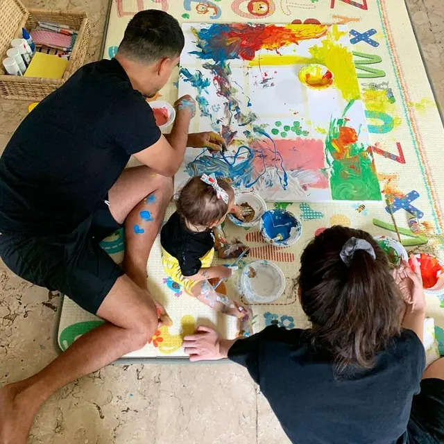 5 Potret Hangat Hamish Daud Temani Sang Putri Mewarnai, Ayah Idaman