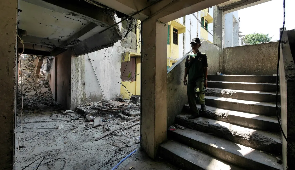 Pekerja berada di Rumah Susun Karang Anyar, Jakarta Pusat, Selasa (11/9). Rumah Susun yang berdiri sejak 1987 rencananya akan direvitalisasi menjadi dua tower dengan ketinggian 16 lantai, dan ditargetkan selesai 2020. (Liputan6.com/Herman Zakharia)