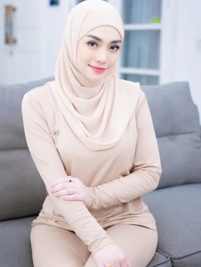 Model Hijab Celine Evangelista yang Bikin Pangling/Instagram @celine.evangelista