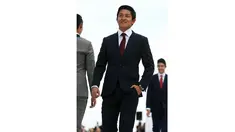 Rio Haryanto tampil modis dengan setelan jas hitam dan dasi merah diatas catwalk sebelum balapan di Monaco, (29/5/2016). (Bola.com/Twitter/Manor racing team)