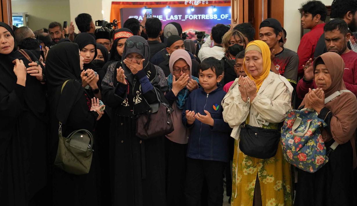 Diketahui sebelumnya, pada 28 Februari 2026, Amerika Serikat dan Israel melancarkan serangkaian serangan terhadap sejumlah target di Iran, termasuk di Teheran, dengan laporan kerusakan dan korban sipil. Tampak dalam foto, para pelayat berdoa untuk almarhum Pemimpin Tertinggi Iran Ayatollah Ali Khamenei di kediaman duta besar Iran untuk Indonesia, Jakarta, Kamis 5 Maret 2026. (AP Photo/Tatan Syuflana)