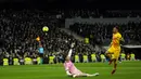 Pemain Barcelona Pierre-Emerick Aubameyang (kanan) mencetak gol ke gawang Real Madrid yang dijaga kiper Thibaut Courtois pada pertandingan sepak bola La Liga Spanyol di Stadion Santiago Bernabeu, Madrid, Spanyol, Minggu (20/3/2022). Barcelona menang 4-0. (AP Photo/Manu Fernandez)