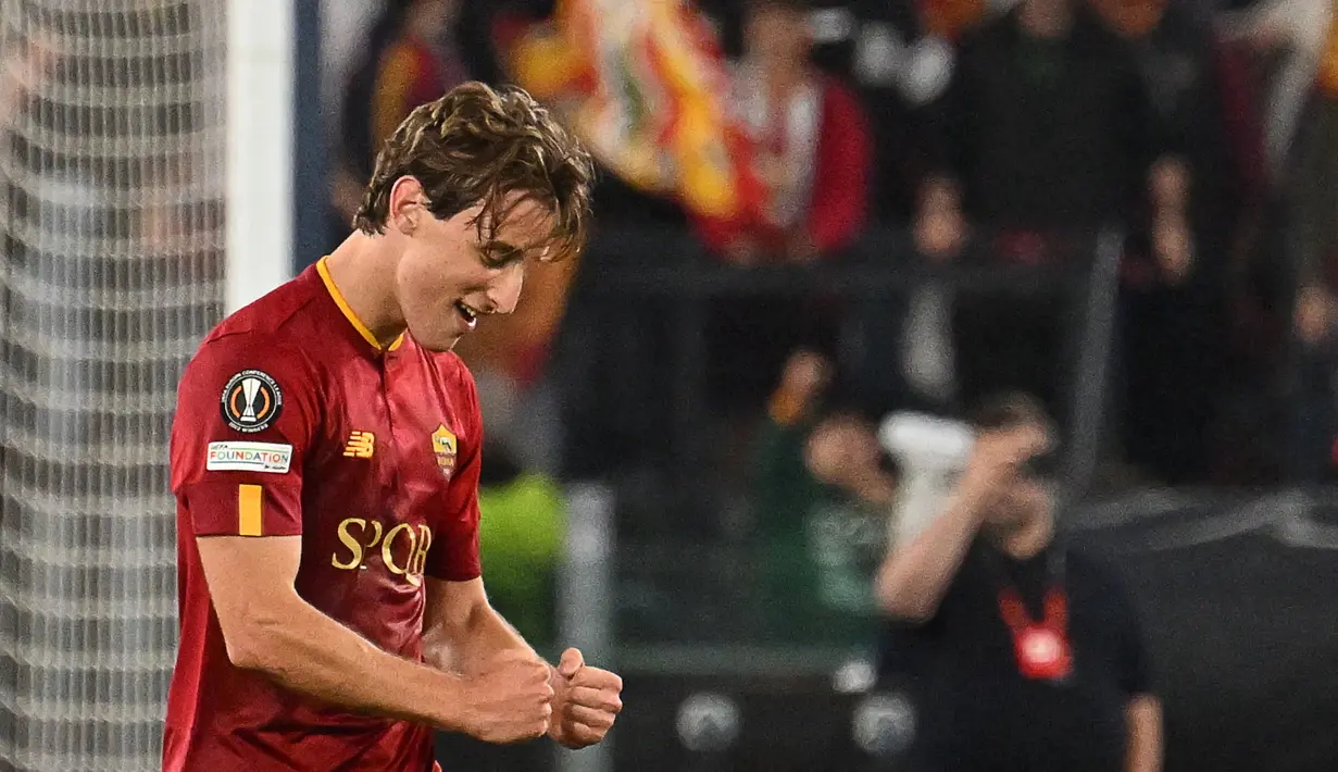 Pemain AS Roma, Edoardo Bove (kiri) melakukan selebrasi bersama Tammy Abraham setelah mencetak gol ke gawang Juventus pada laga leg pertama semifinal Liga Europa 2022/2023 di Olympic Stadium, Roma, Jumat (12/05/2023) WIB. Pertandingan dimenangkan oleh AS Roma dengan skor 1-0. (AFP/Alberto Pizzoli)