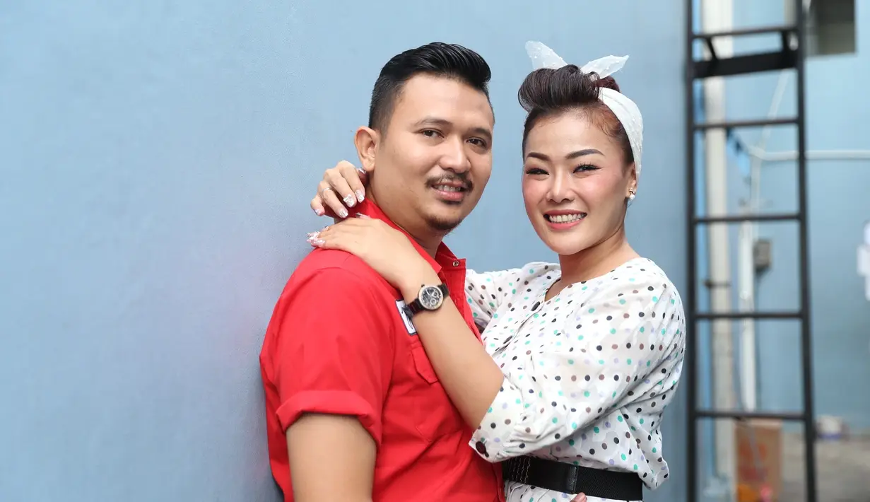 "Malam pertama pending (ditunda) dulu. Nanti kalau keluarga sudah pada balik. Rencananya sih (keluarga) malam ini baliknya," ucap Chef Aiko sambil malu-malu. (Nurwahyunan/Bintang.com)