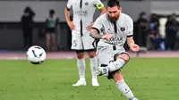 Penyerang Paris Saint-Germain&nbsp;(PSG) Lionel Messi melakukan tendangan bebas dalam pertandingan pramusim melawan Kawasaki Frontale di Stadion Nasional, Tokyo, Jepang, Rabu, 20 Juli 2022. (foto: Kazuhiro NOGI / AFP)