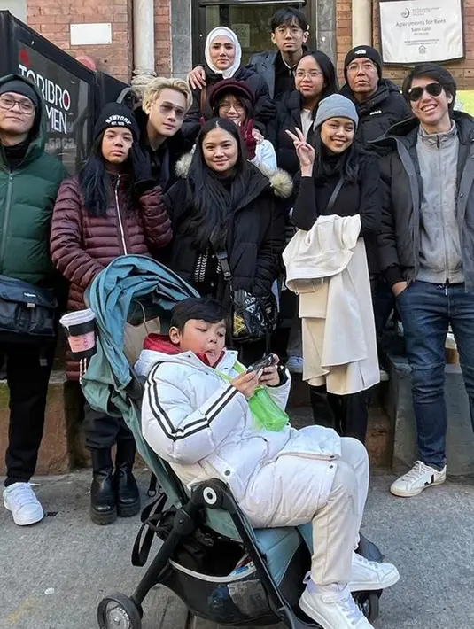 Dua anak sambungnya, Al Ghazali dan El Rumi juga tampak ikut dalam rombongan, namun hanya terlihat di beberapa foto saja. Menurut Mulan, kedua pemuda itu kelelahan dan jam tidurnya masih belum bisa menyesuaikan kondisi Negeri Paman Sam.(Liputan6.com/IG/@derisnagara)