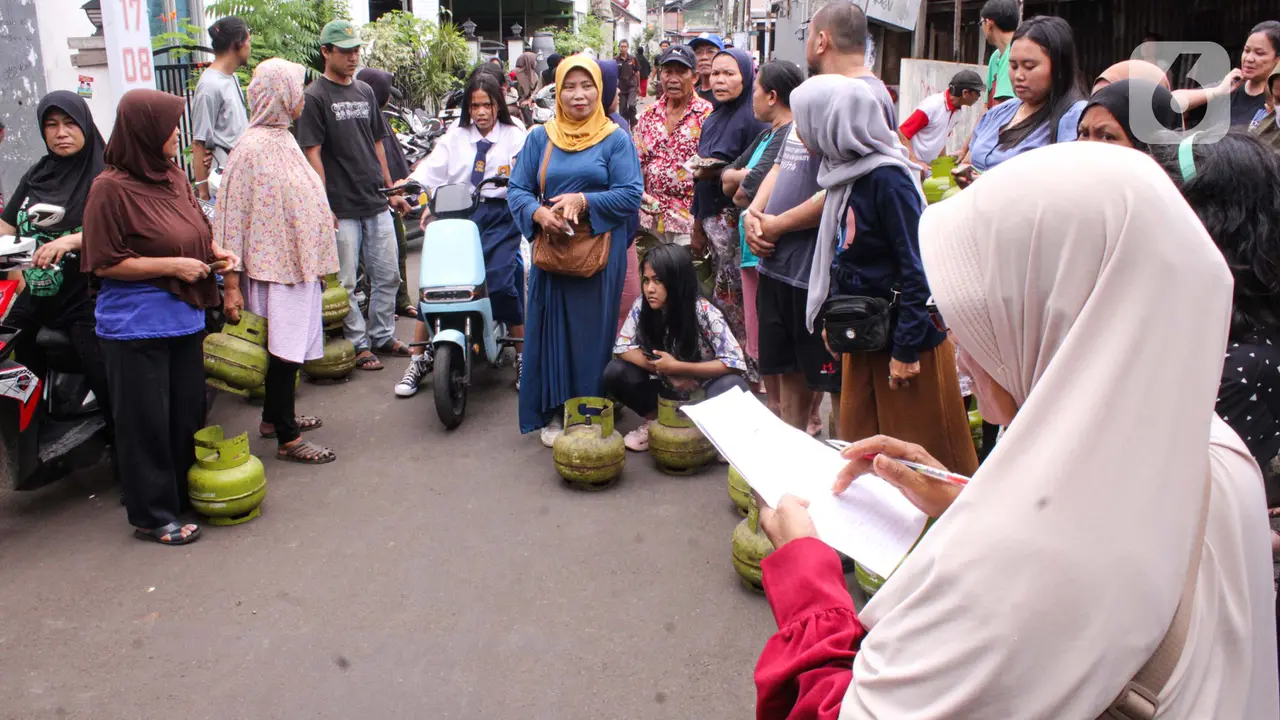 Antrean Pembelian Gas Elpiji 3 Kg di Tangerang Banten