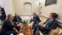 Menteri Perdagangan Zulkifli Hasan bertemu Menteri Perdagangan, Daya Tarik Ekonomi, dan Warga Negara Prancis di Luar Negeri Olivier Becht di sela Trade and Investment Ministerial Meeting G20 di Jaipur, India. (Dok Kemendag)