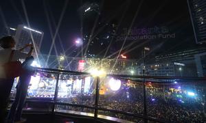 Warga mengabadikan pertunjukan drone saat perayaan malam pergantian tahun di kawasan Bundaran Hotel Indonesia, Jakarta, Rabu (31/12/2025). Untuk memeriahkan malam pergantian tahun tanpa kembang api, puluhan drone diterbangkan dan menghiasi langit Jakarta. (Kapanlagi.com/Budy Santoso)